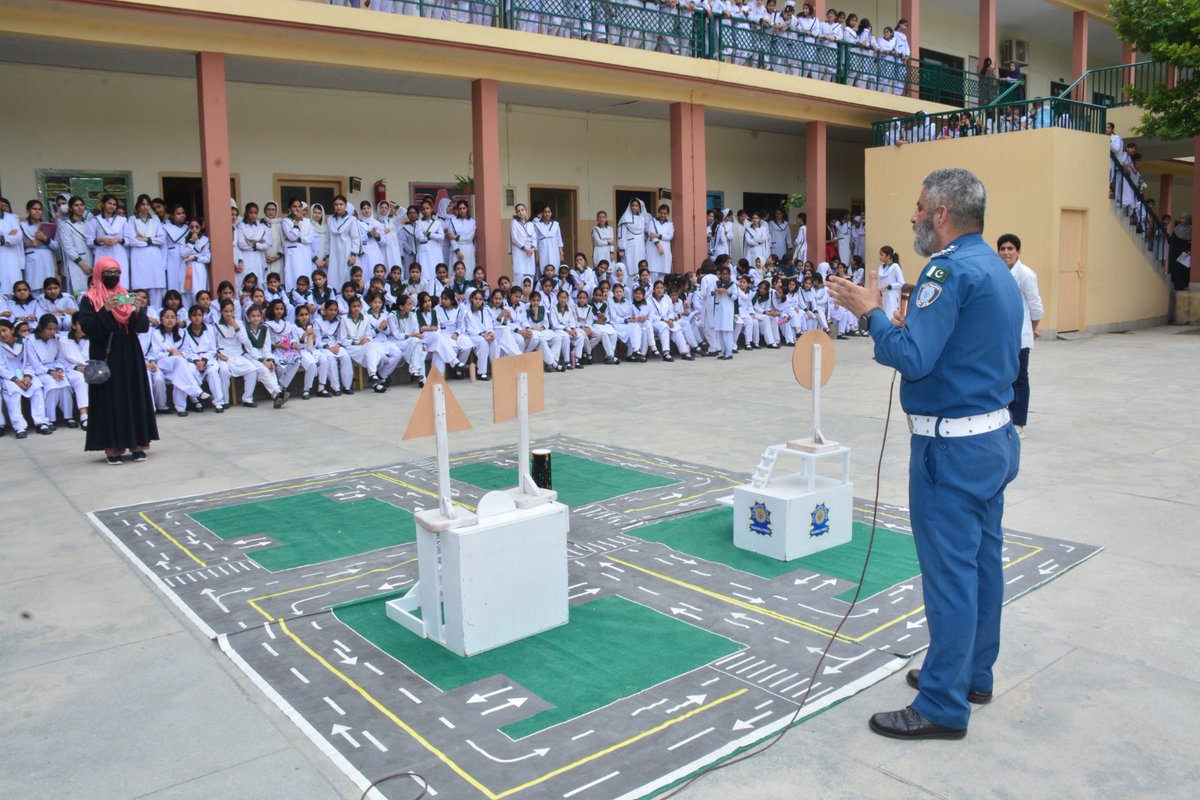 Rayahmadbhatti's tweet image. Education Wing of #CTP #RWP visited #APS Pasban branch and delivered road safety lecture to the students through displaying Road Ready Mat. In addition to this, the traffic staff highlighted new initiatives by driving school of CTP RWP.