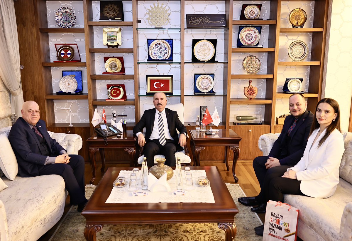 Çorum Valiliği (@corumvaliligi) on Twitter photo Bahçeşehir Koleji Kurucu Üyeleri Kazım Alpoğlu, Ayberk Alpoğlu ve Kurumsal İletişim Yöneticisi Eda Nur Bardak, Valimiz Sayın Ali Çalgan'a nezaket ziyaretinde bulundular.
<a href="/ValiAliCalgan/">Ali ÇALGAN</a> Bahçeşehir Koleji Kurucu Üyeleri Kazım Alpoğlu, Ayberk Alpoğlu ve Kurumsal İletişim Yöneticisi Eda Nur Bardak, Valimiz Sayın Ali Çalgan'a nezaket ziyaretinde bulundular.
<a href="/ValiAliCalgan/">Ali ÇALGAN</a>