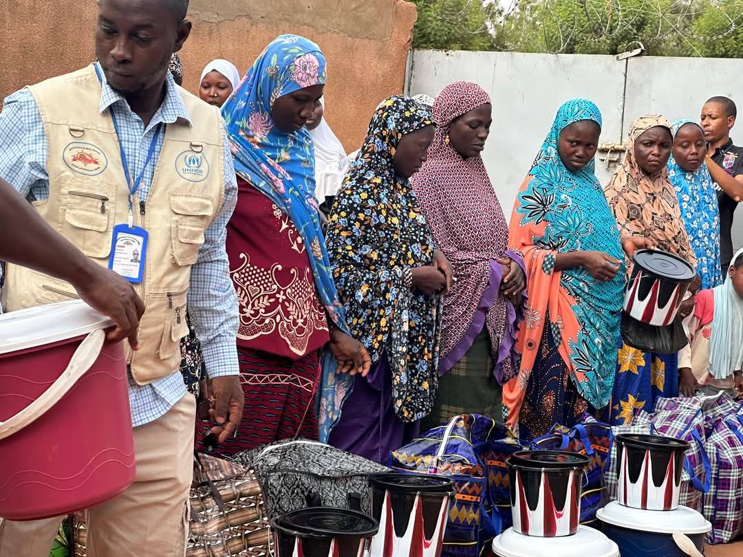 UNHCRMali's tweet photo. Face à l’arrivée de nouveaux réfugiés burkinabè au centre du Mali, l’État malien, le @UNHCRMali et les partenaires, dont l'@ONG_AMSS et la Coopération suisse, se mobilisent pour répondre aux besoins urgents, malgré des ressources limitées. Solidarité et coordination essentielles. https://t.co/On1PSihUvq