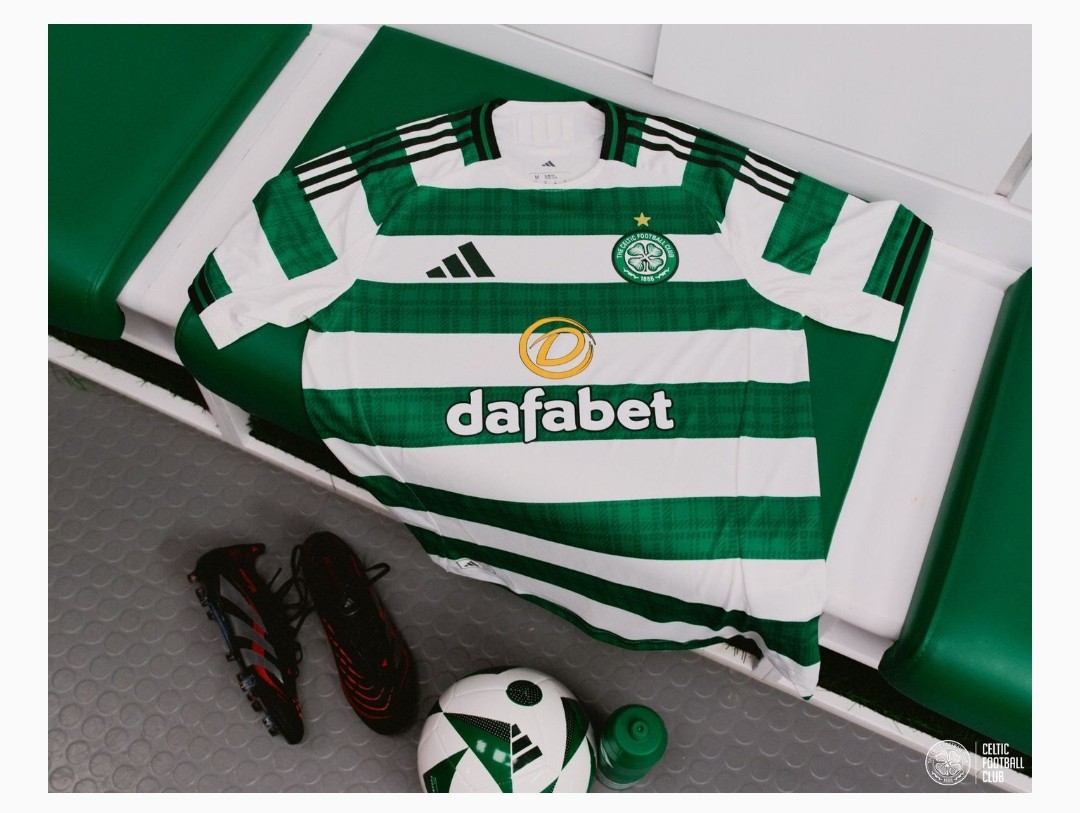 It's not thee worst....gold stripes would have been far nicer.
Anyhow not my concern as no way am I paying £75 for a top ....guess il be wearing retro tops for the foreseeable