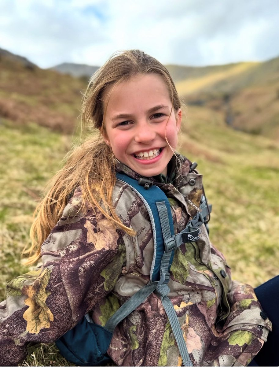 TashaS1973's tweet photo. @KatesKidsWore think Princess Charlotte is wearing this jacket by @jackpykeshop
https://t.co/LnsPz4ch8m
#whatkateskidswore #HRHPrincessCharlotte #JackPyke #replikate #Kateskidsfashion https://t.co/oxuERCp6gx