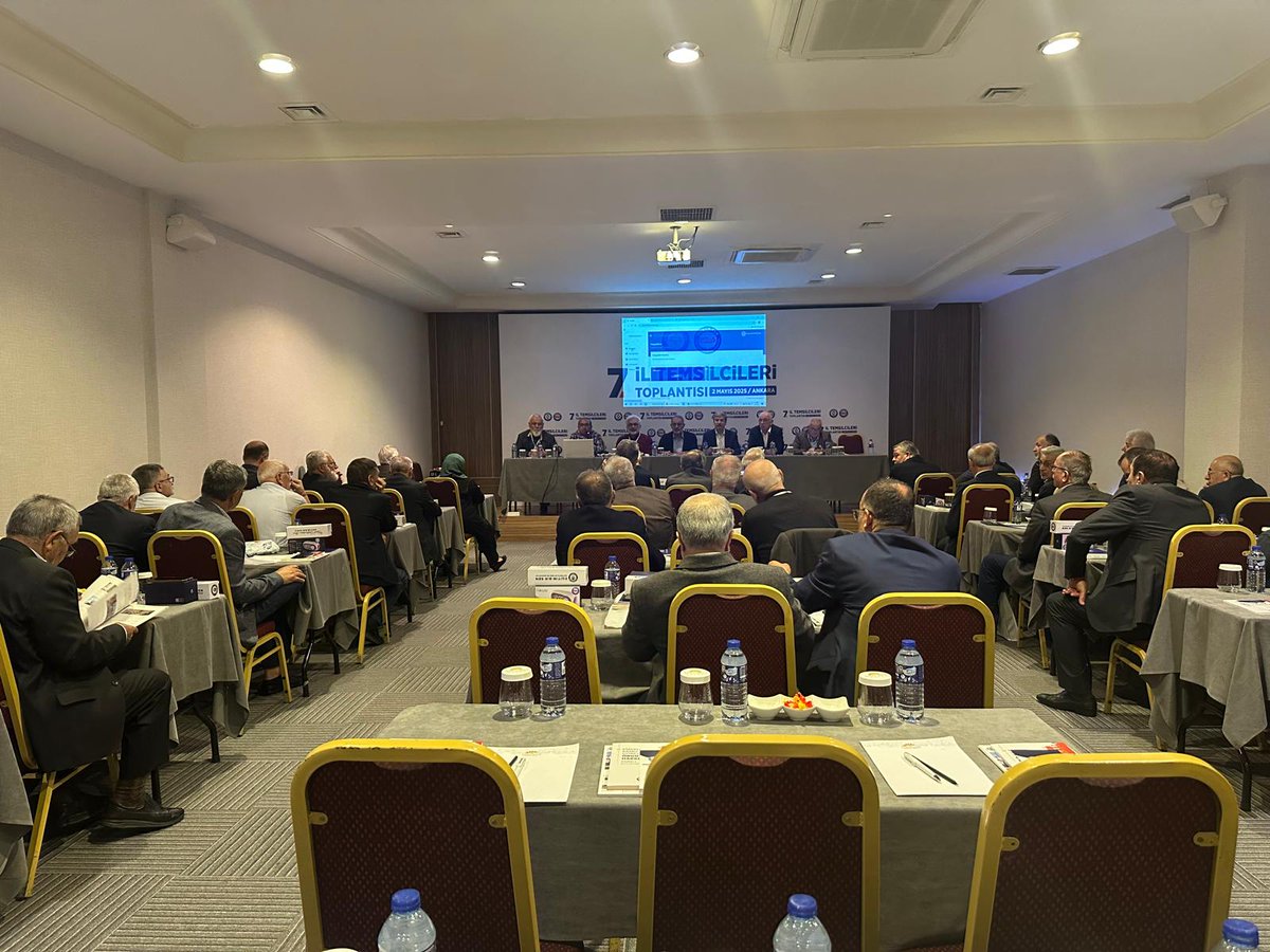 Emekli Memur-Sen Ankara Büyük Anadolu Otel'de 7. il temsilcileri toplantısını yaptı.
Toplantıda Seyyanen Zam,3600 Ek Gösterge,Eş yardımı,Çocuk Yardımı gibi konular ele alındı.
Toplantıya Memur-Sen Genel Başkanı Ali YALÇIN ve Eski Adalet Bakanı Abdülhamit GÜL Bey katıldı.