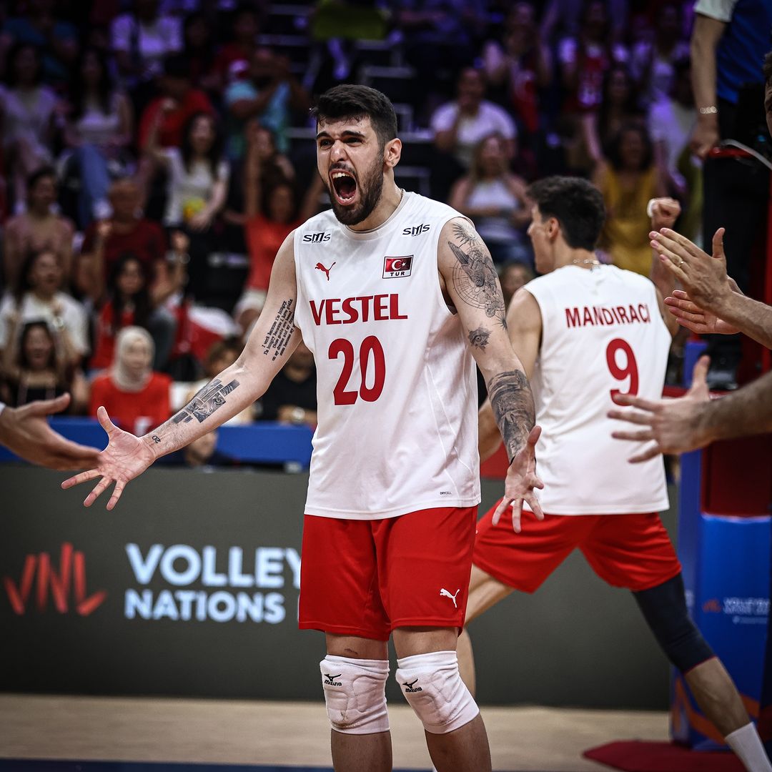 Sporcumuz Efe Bayram, FIVB 2025 Voleybol Milletler Ligi geniş kadrosunda! ❤️‍🔥 
Filenin Efeleri'nin VNL'deki 2. yılında maç takvimi şöyle olacak: 

🔥 1. Hafta: 11-15 Haziran ÇİN
🔥2. Hafta: 25-29 Haziran BULGARİSTAN 
🔥3. Hafta: 15-20 Temmuz JAPONYA

📷: <a href="/MertBulentUcma/">Mert Bülent Uçma</a>