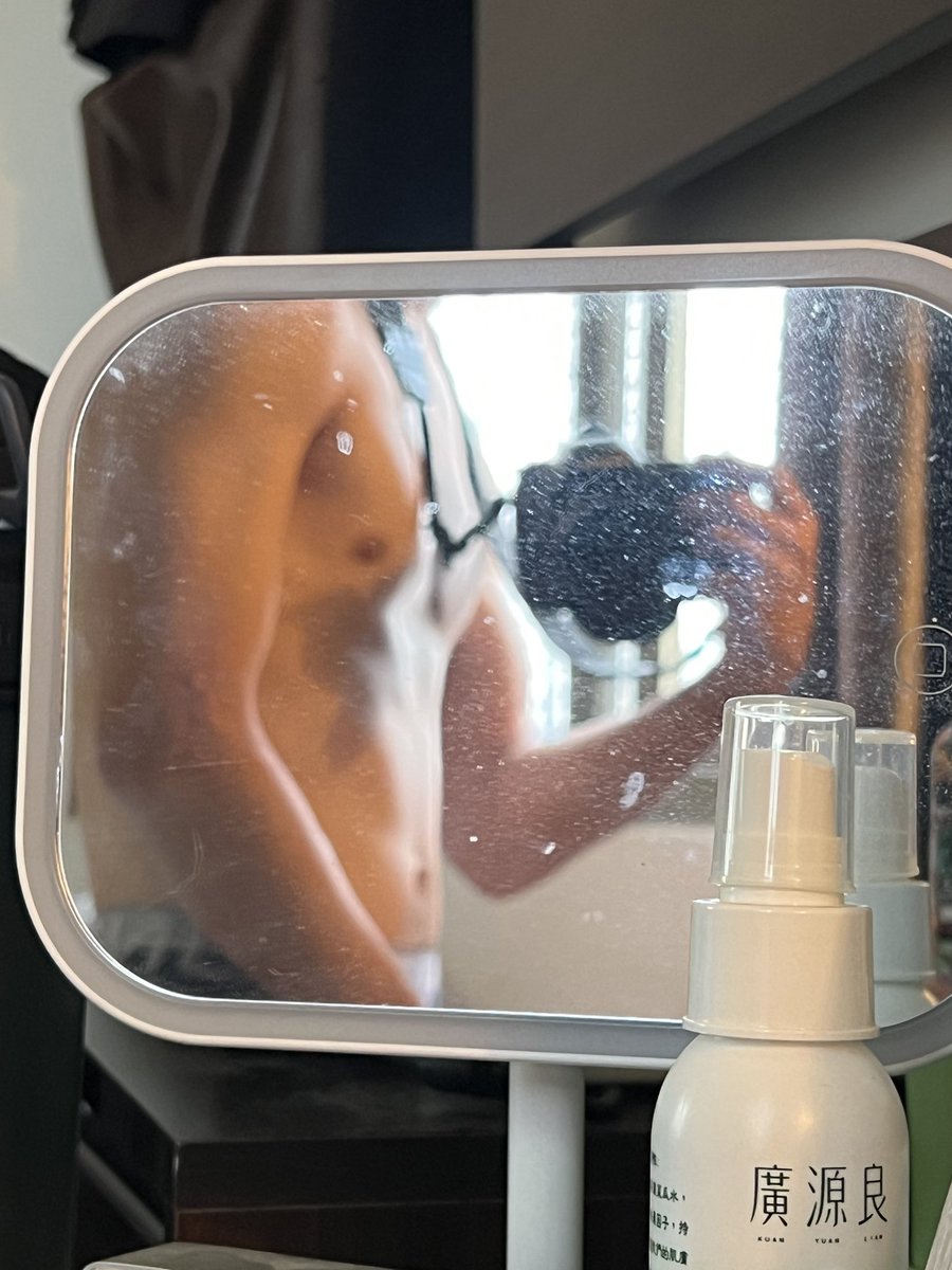 鏡子好像有點髒
有人自願幫我擦一下嗎？