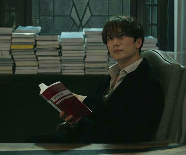 ㅤ 

Ending the day with a book and messy hair.                     

ㅤ