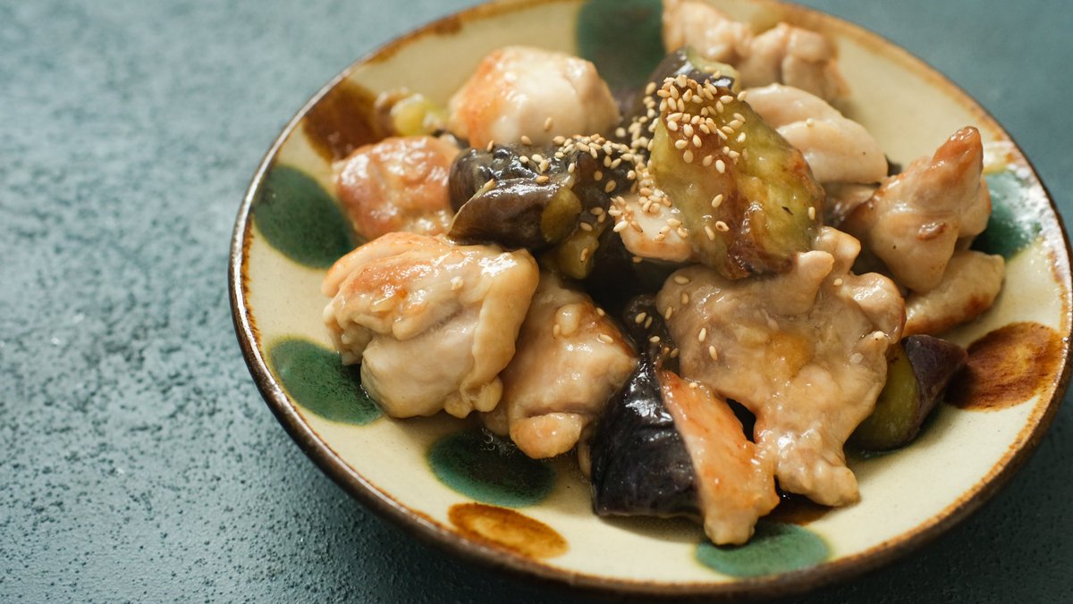 sitsukerurecipe's tweet photo. 野菜食べない？このレシピで解決！
【鶏肉となすの甘酢炒め】
味しみなすとジューシーな鶏肉で、子どもも大人もごはんおかわり。
甘酢炒めの黄金比は、醤油:酒:酢:砂糖＝1:1:1:1
ワンパン10分で作れます！

［材料（2人分）］
鶏もも肉（唐揚げ用）…300g
なす…2本
片栗粉…大さじ2
A 醤油…大さじ2
A 酒…大さじ2
A 酢…大さじ2
A 砂糖…大さじ2
ごま油…大さじ2

［作り方］ ①なすは乱切りにする。
②ポリ袋に鶏肉、①、片栗粉を入れて揉み、片栗粉を全体に馴染ませる。 ③フライパンにごま油を中火で熱し、②を並べて2〜3分焼く。焼き色がついたら裏返し、火を少し弱め、蓋をして5分ほど蒸し焼きにする。
④火が通ったら、Aを加えて炒め合わせる。お好みで白ごまを振る。