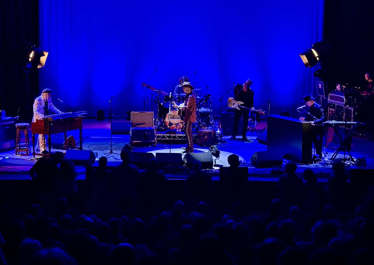 Smudge7's tweet photo. Fantastic to see @WaterboysMusic last night in Basingstoke. The performance of their Dennis Hopper opus was a humdinger! https://t.co/fmj1siM79c