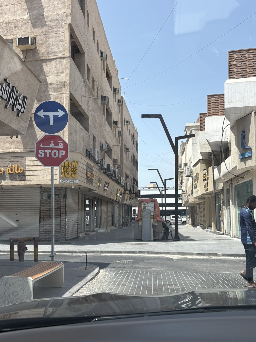 لتحسين حركة السيارات ومنع تكدسها وبعد تطوير شارع 12 داخل سوق الحب في #الدمام عدّلت أمانة الشرقية الحركة نهاية الشارع، وإتاحة الإنعطاف يمينًا للخروج من السوق باتجاه شارع الظهران ( 11 ) مقابل مبنى الأمارة حيث ألغي المدخل السابق لسوق الحب وصار مخرجًا للسيارات.