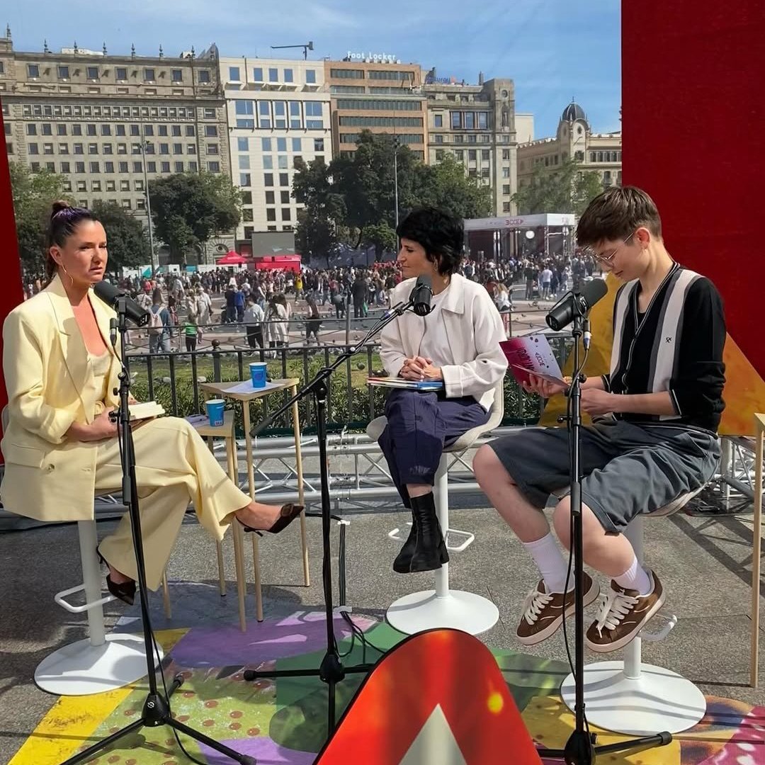 A STJOR encara pensem en Sant Jordi🌹... I és que @borrullzapata amb el seu estil característic i un look protagonitzat per una de les nostres peces, va participar en la programació especial de TV3, compartint cultura, llibres i molt de carisma. #moda #slowfashion #SantJordi2025