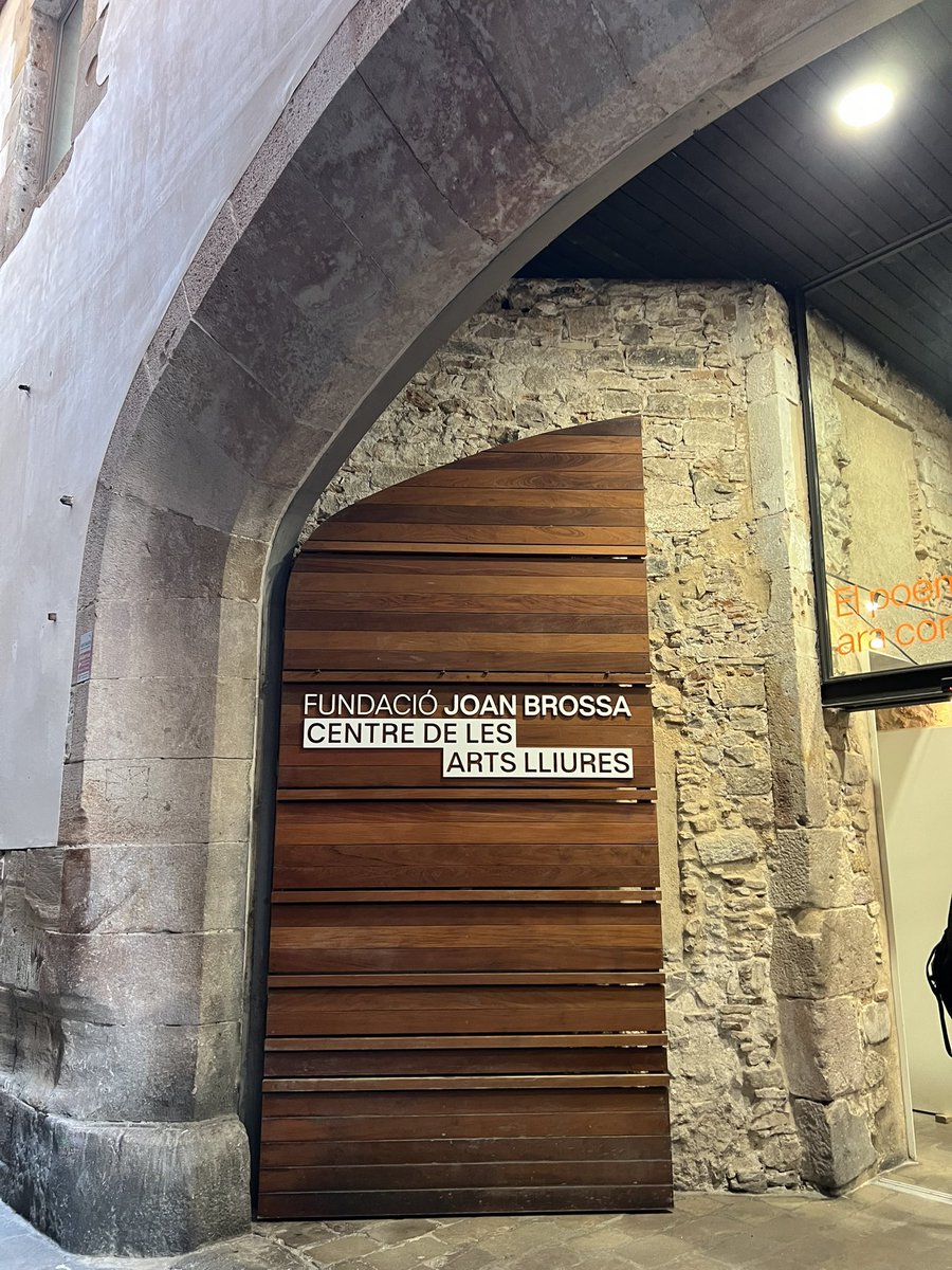 Joan Martínez García (@joan_quasar) on Twitter photo Arravatadora paròdia de les convencions teatrals amb el denominador comú de l’absurd. Recolzem altres formes d’entendre el teatre!!! Gran text del suís Valère Novarina🔝i la traducció d’Albert Arribas🔝<a href="/fundaciobrossa/">Fundació Joan Brossa - Centre de les Arts Lliures</a> Recomenable🔝 Arravatadora paròdia de les convencions teatrals amb el denominador comú de l’absurd. Recolzem altres formes d’entendre el teatre!!! Gran text del suís Valère Novarina🔝i la traducció d’Albert Arribas🔝<a href="/fundaciobrossa/">Fundació Joan Brossa - Centre de les Arts Lliures</a> Recomenable🔝