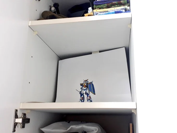 久しぶりにプラモ完成したので写真撮影ブース(自作の簡単なやつですが)を引っ張り出そうと棚を開けたときピーンとひらめき「ここでいいんじゃね」というわけで、棚の中にちょうど破ったばかりの4月のカレンダーを張り付け撮影。結構いい感じです!#プラモデル撮影#ライフハック 