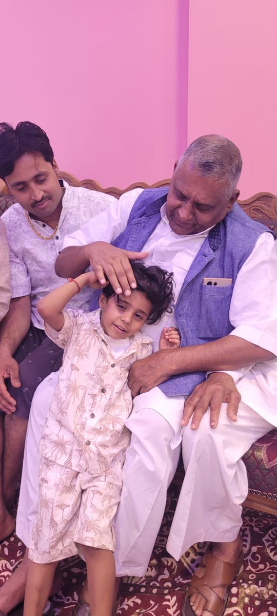 कानपुर देहात के ग्राम दशहरा महेरा स्थित श्री शिव बहादुर सिंह राजावत जी के आवास पर उनके पुत्र अभिषेक के शुभ तिलक कार्यक्रम में रहना हुआ. इस अवसर पर परिजनों से आत्मीय मुलाकात हुई और संवाद हुआ. पूरे परिवार को बेटे के तिलक की हार्दिक शुभकामनाएं और बधाई.
#bjp #devendersinghbhole