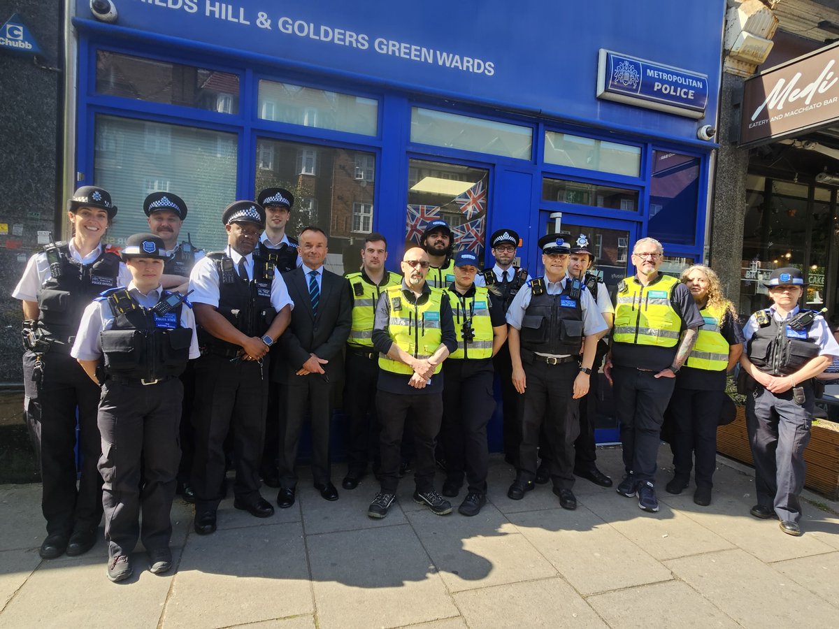 <a href="/MPSCricklewood/">Cricklewood Community Policing</a>, <a href="/MPSGoldersGreen/">Golders Green Police</a>, <a href="/MPSChildsHill/">Childs Hill Police</a> &amp; <a href="/MPSGardenSuburb/">Garden Suburb Police</a> SNT teamed up with <a href="/BarnetCouncil/">Barnet Council</a>  for proactive patrols focusing on PSPO breaches, ASB and other community concerns. DAC Jon Savell also joined to meet the teams and attend a meeting with a community leader.