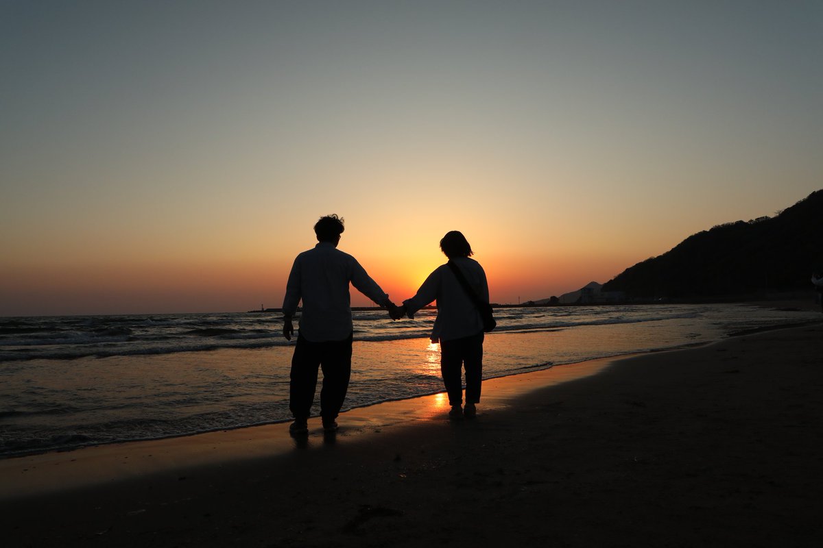 bashibashi_snow's tweet image. コロナ禍で行けなかった新婚旅行を兼ねて訪れた出雲大社近くの稲佐の浜で
久しぶりに手をつないだ気がしました