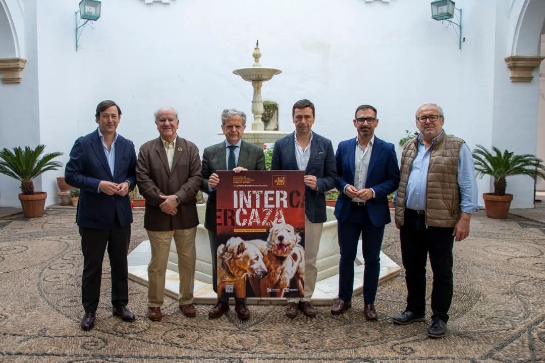 🎨 Nuestro compañero Francisco Beltrán estuvo el pasado miércoles en la presentación del cartel de la XXVI edición de la feria Intercaza.

¡A nosotros nos encanta! ¿Y a ti?