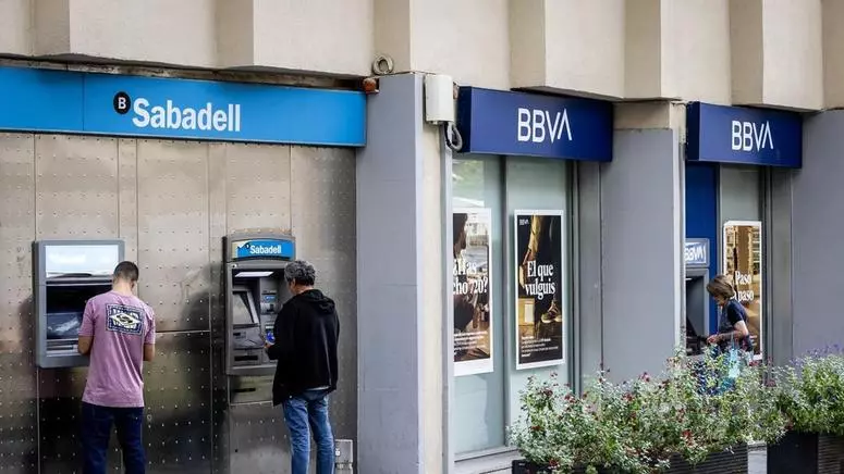Pucurull's tweet photo. No hi entenc d'economia (ni de gaires coses 😊), però l'OPA al Banc de Sabadell em fa patir. Es segur que tancaran sucursals i hi haurà molts acomiadaments. Parlen d'entre 5.000 i 10.000 llocs de treball. https://t.co/prLHtkYNQT