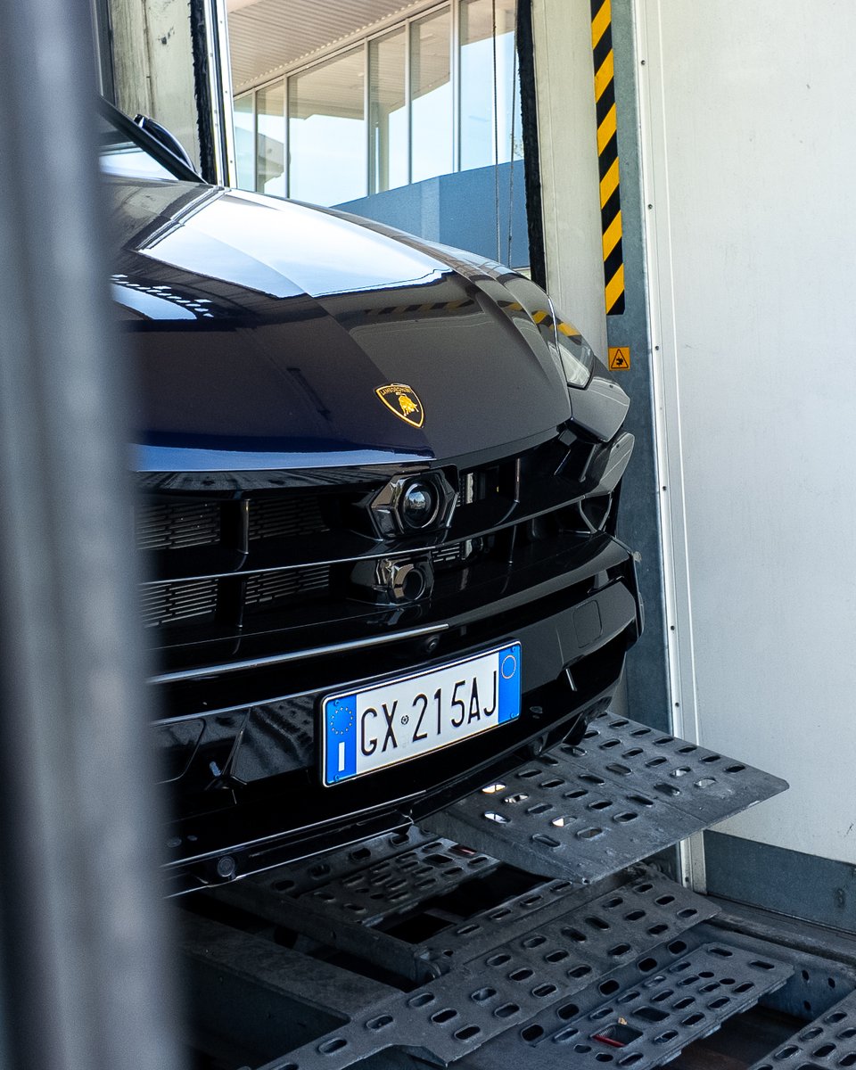 Just a glimpse of what’s to come…

#Lamborghini #LamborghiniTunbridgeWells #LamborghiniUrus #UrusSE #NewUrusSE