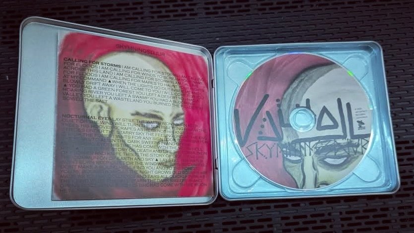 Bandcamp friday! Great day to show us support and pick up our new album! 🖤
#vlhll #valhall #vxlhxll #witchhouse #gravewave #darkelectronic #dark #electronic #darkwave #ghostrave #industrial #studiosanctvm #synth #music #goth #skymningsdjur #artoffactrecords <a href="/artoffact/">Artoffact Records</a>