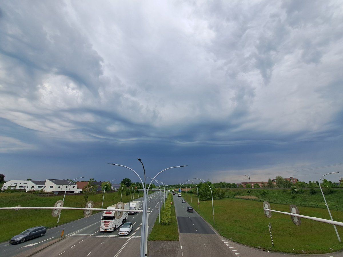 Dreigende luchten boven Zwolle in de kijkrichting van Kampen