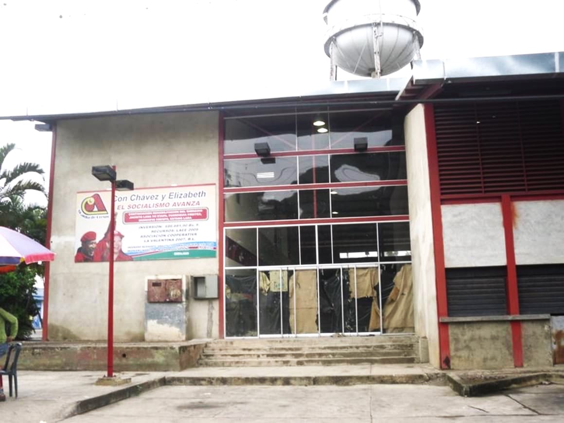 MarioBuffone70's tweet photo. GIMNASIO CUBIERTO JACINTO LARA, #Duaca, #Lara. Fue construido entre el 3/12/1990 y junio de 1992, durante la segunda administración del presidente Caros Andrés Pérez. Tiene capacidad para 500 espectadores. #ObrasDeLaDemocracia https://t.co/A5Agr9YlCa
