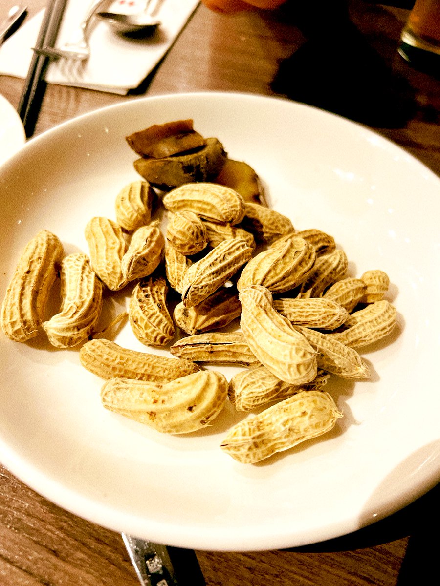 我來大飯店的自助餐吃花生