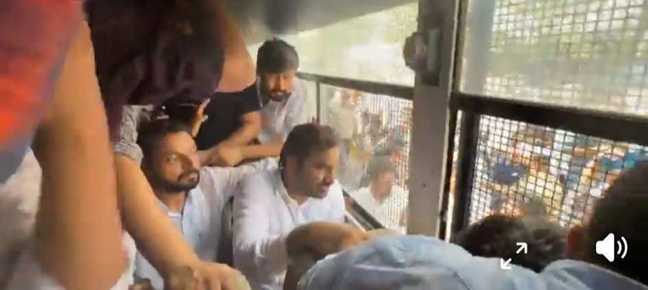 Ramprasad Nangal (@ramprasadmeena_) on Twitter photo नागौर सांसद हनुमान बेनीवाल ने दी गिरफ्तारी.....
#RajasthanNews #BreakingNews #RLP #hanumanbeniwal
#si_भर्ती_महाघोटाला #SI_भर्ती_2021_रद्द_करो
<a href="/BhajanlalBjp/">Bhajanlal Sharma</a> <a href="/DrKirodilalBJP/">Dr. Kirodi Lal Meena</a> <a href="/hanumanbeniwal/">HANUMAN BENIWAL</a> नागौर सांसद हनुमान बेनीवाल ने दी गिरफ्तारी.....
#RajasthanNews #BreakingNews #RLP #hanumanbeniwal
#si_भर्ती_महाघोटाला #SI_भर्ती_2021_रद्द_करो
<a href="/BhajanlalBjp/">Bhajanlal Sharma</a> <a href="/DrKirodilalBJP/">Dr. Kirodi Lal Meena</a> <a href="/hanumanbeniwal/">HANUMAN BENIWAL</a>