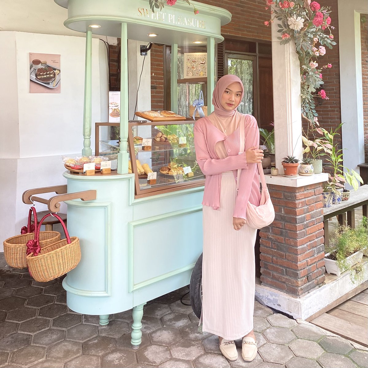 ay✩ (@fucgerl) on Twitter photo —— Shout out to
“Princess of Java Hair & Body Mist”
new product by <a href="/Project1945/">Project 1945</a>! °❀⋆.ೃ࿔*:・
Terinspirasi dari semangat pahlawan perempuan Jawa. Hair & Body mist ini memadukan aroma floral dan fruity yang super elegan💐🍑💖 —— Shout out to
“Princess of Java Hair & Body Mist”
new product by <a href="/Project1945/">Project 1945</a>! °❀⋆.ೃ࿔*:・
Terinspirasi dari semangat pahlawan perempuan Jawa. Hair & Body mist ini memadukan aroma floral dan fruity yang super elegan💐🍑💖