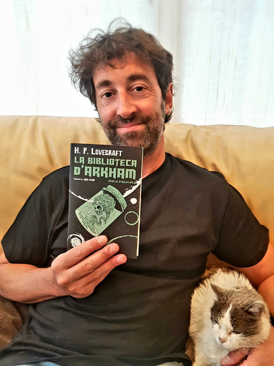 Jordi Dausà Mascort (@jordidausa) on Twitter photo Arriba a les llibreries el tercer volum de la Biblioteca d'Arkham. Traduir-lo ha sigut un plaer i un honor dificils d'explicar -quasi tant com els horrors còsmics que poblen les seves pàgines. A la foto hi surt la Casey, en homenatge a Lovecraft, gatòfil confès. <a href="/LaertesEd/">Editorial Laertes</a> Arriba a les llibreries el tercer volum de la Biblioteca d'Arkham. Traduir-lo ha sigut un plaer i un honor dificils d'explicar -quasi tant com els horrors còsmics que poblen les seves pàgines. A la foto hi surt la Casey, en homenatge a Lovecraft, gatòfil confès. <a href="/LaertesEd/">Editorial Laertes</a>