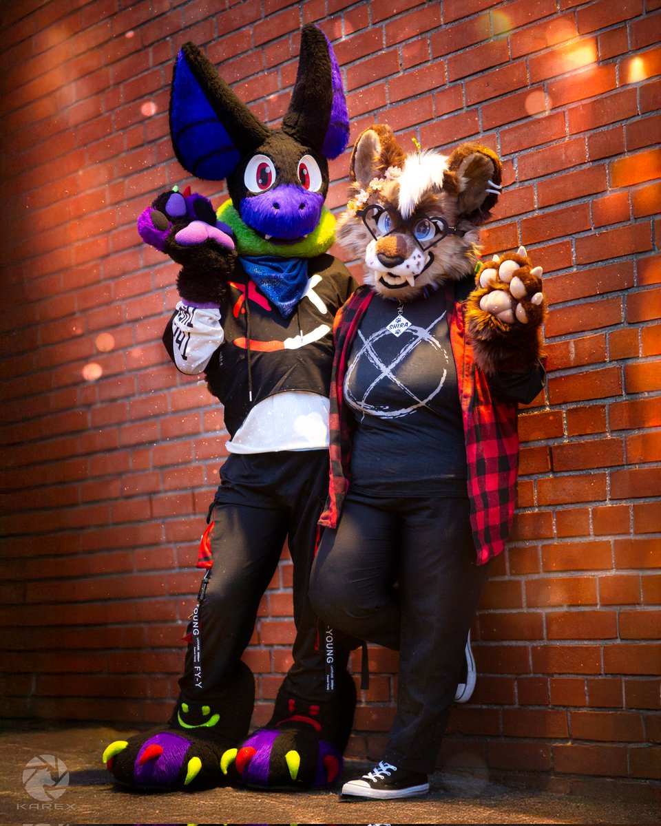 Happy #FursuitFriday from 
Shadow &amp; Shira ✨🦇

📷 <a href="/Karex_Wolf/">Karex</a>