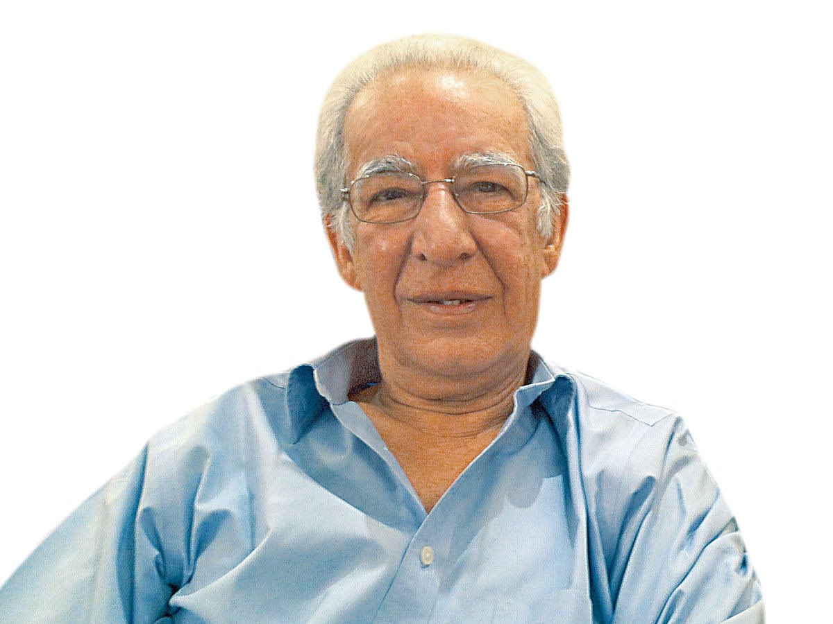 العزيز والغالي عبدالصمد العوضي (بوجميل) في رحمة الله.

فقدت اليوم أوبك، شخصية عاصرت جميع حقب المنظمة. وفقدنا روحاً طيبة وقلب كبيراً.

كان بمثابة الأخ الأكبر لكثيرين.. رحمه الله رحمة واسعة