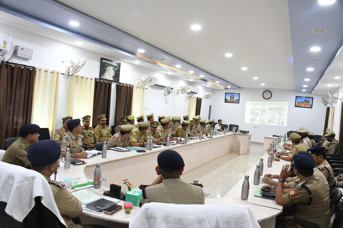 <a href="/rangejhansi/">DIG RANGE JHANSI</a> श्री केशव कुमार चौधरी महोदय द्वारा #SPLalitpur
<a href="/IPSMdMustaque/">Md Mustaque IPS</a> के साथ रिजर्व पुलिस लाइन्स,ललितपुर के  सभागार कक्ष में जनपदीय अपराध एवं कानून- व्यवस्था की समीक्षा गोष्ठी आहूत कर समस्त राजपत्रित अधिकारीगण/थाना/शाखा प्रभारी व अधिकारीगण को आवश्यक दिशा -निर्देश दिये गये ।