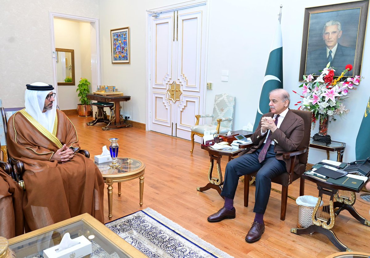سعادة حمد عبيد الزعابي، سفير الدولة في إسلام آباد يلتقي مع دولة شهباز شريف، رئيس وزراء جمهورية باكستان الإسلامية حيث تم بحث مختلف جوانب التعاون والعمل المشترك بين البلدين وفرص تعزيزها بما يخدم مصالحهما المتبادلة خاصة في المجالات الاقتصادية والتجارية والتنموية
