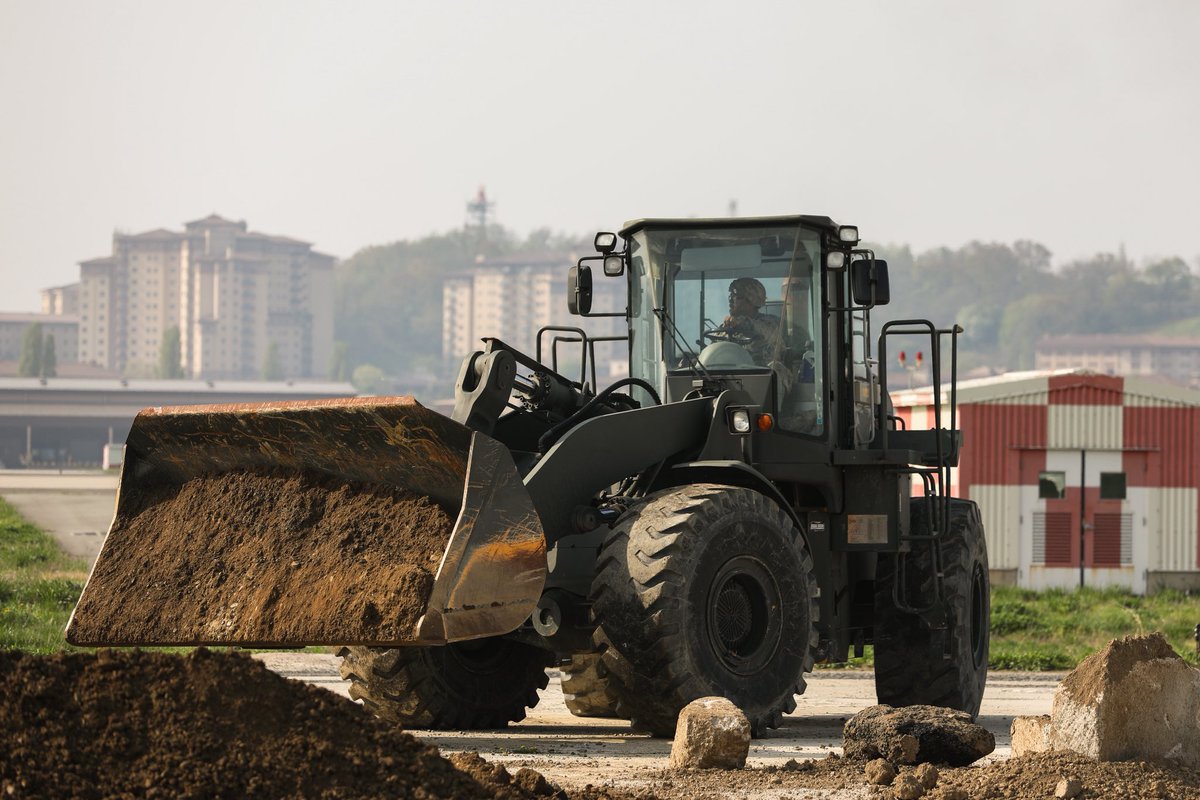 2INFDIV's tweet image. U.S. Army, U.S. Air Force, and the Republic of Korea Air Force personnel participated in a Rapid Airfield Damage Recovery training, including large crater repair, under contested conditions. The joint exercise enhances interoperability and ensures airfield operability.