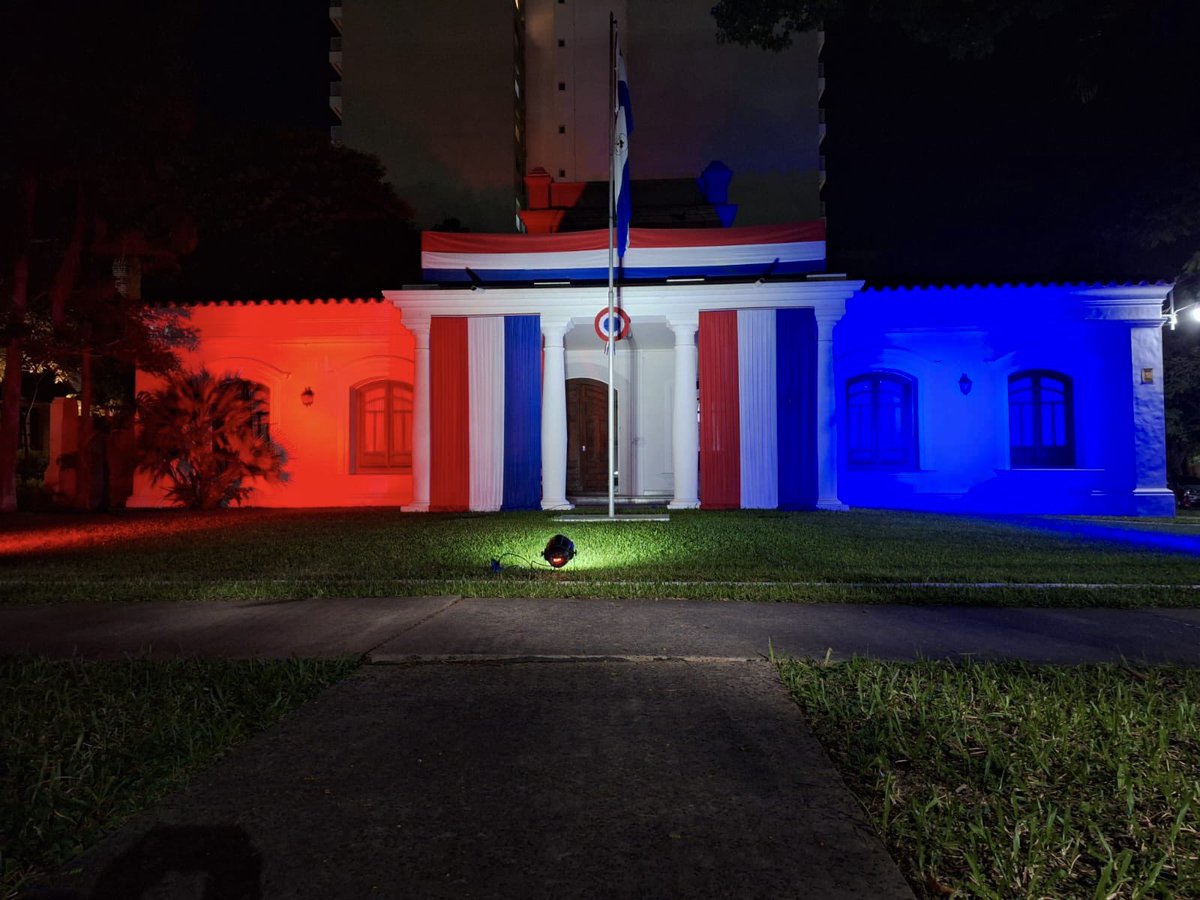 ConsulparRcia's tweet photo. Iniciamos el mes de Mayo, mes de la Independencia Nacional, 214 años de historia.
Engalanamos la sede Consular con nuestra hermosa bandera roja, blanca y azul; y las luces de los mismos colores para el realce nocturno,
en este
mes de la Patria. 🇵🇾
#ConsuladoPy #214 https://t.co/KXSy9nLfG5
