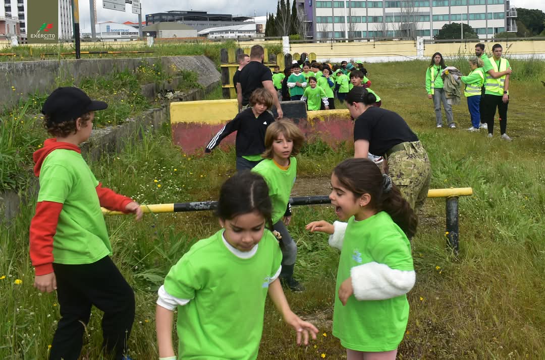 Exercito_pt's tweet photo. 📢 No âmbito do projeto anual de profissões, promovido pela Associação de Pais e Encarregados de Educação da Escola Básica N.º 1 e do Jardim de Infância Quinta da Alegria, o Regimento de Transportes recebeu 66 crianças para uma manhã dedicada à Defesa Nacional.
#RTransp https://t.co/rFFFvpHPaZ