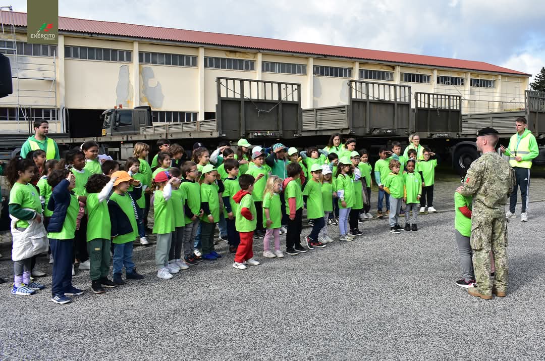 Exercito_pt's tweet photo. 📢 No âmbito do projeto anual de profissões, promovido pela Associação de Pais e Encarregados de Educação da Escola Básica N.º 1 e do Jardim de Infância Quinta da Alegria, o Regimento de Transportes recebeu 66 crianças para uma manhã dedicada à Defesa Nacional.
#RTransp https://t.co/rFFFvpHPaZ