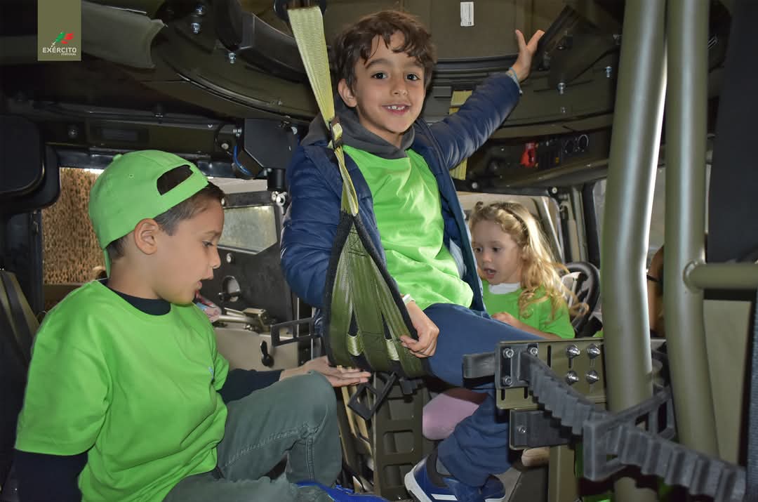 Exercito_pt's tweet photo. 📢 No âmbito do projeto anual de profissões, promovido pela Associação de Pais e Encarregados de Educação da Escola Básica N.º 1 e do Jardim de Infância Quinta da Alegria, o Regimento de Transportes recebeu 66 crianças para uma manhã dedicada à Defesa Nacional.
#RTransp https://t.co/rFFFvpHPaZ