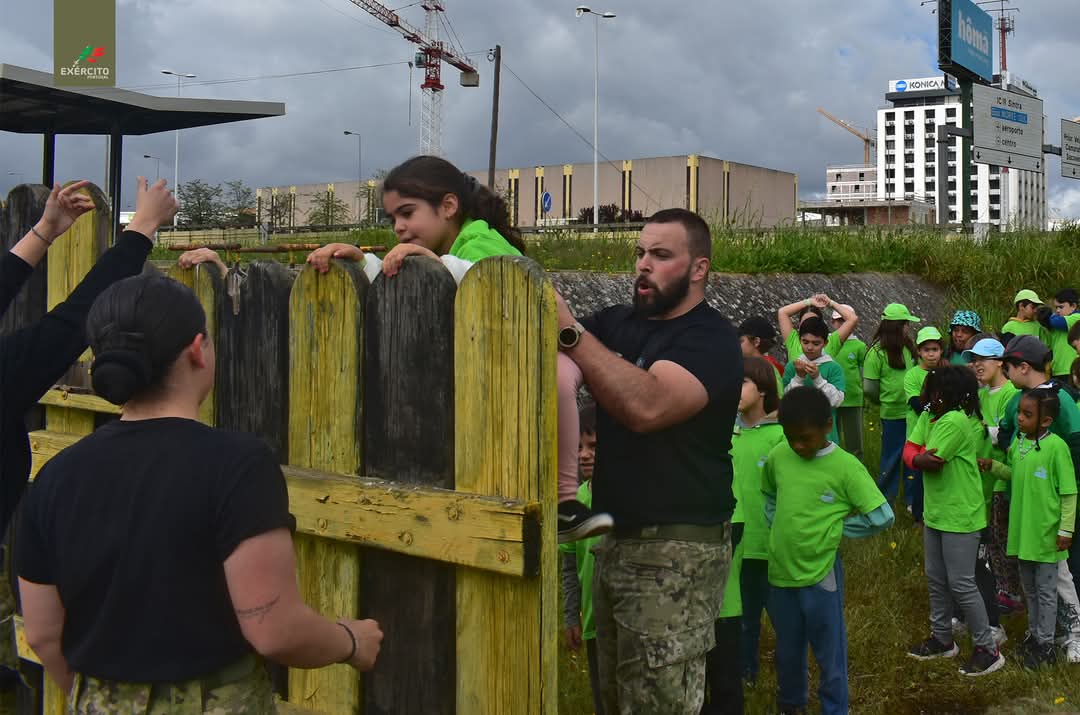 Exercito_pt's tweet photo. 📢 No âmbito do projeto anual de profissões, promovido pela Associação de Pais e Encarregados de Educação da Escola Básica N.º 1 e do Jardim de Infância Quinta da Alegria, o Regimento de Transportes recebeu 66 crianças para uma manhã dedicada à Defesa Nacional.
#RTransp https://t.co/rFFFvpHPaZ