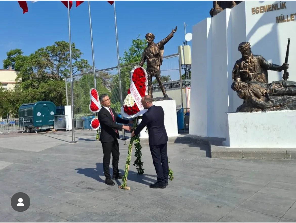 #Dünyaveterinerhekimlergünü nü kutlamak üzere Meslektaşlarımız ile birlikte Cumhuriyet Meydanında buluşarak Atatürk Anıtı önünde çelenk töreni düzenledik. Birlik beraberlik duygusu içinde Mesleğimizi her daim ileriye taşıyacağımıza inancımız tamdır.