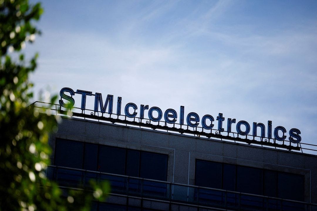 saveurdantan's tweet image. J&apos;en vois beaucoup paniquer depuis l’annonce de STMicroelectronics : “1000 postes supprimés !”, “Catastrophe pour la réindustrialisation !”...

Alors, prenons une grande inspiration, et regardons les faits. Ce qui se joue est en réalité… plutôt positif.
Un thread pour…