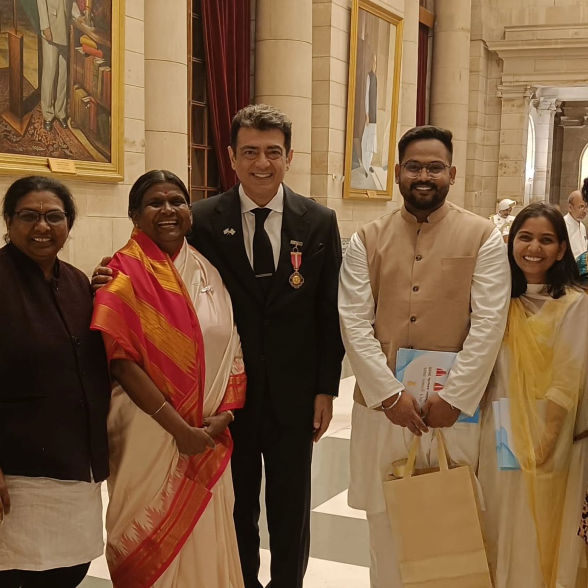 ajithFC's tweet image. Ajith sir in Delhi with Padma Shri awardee Dr. Vijayalakshmi.

#PadmabhushanAjithKumar | #Ak #Ajith #AjithKumar |