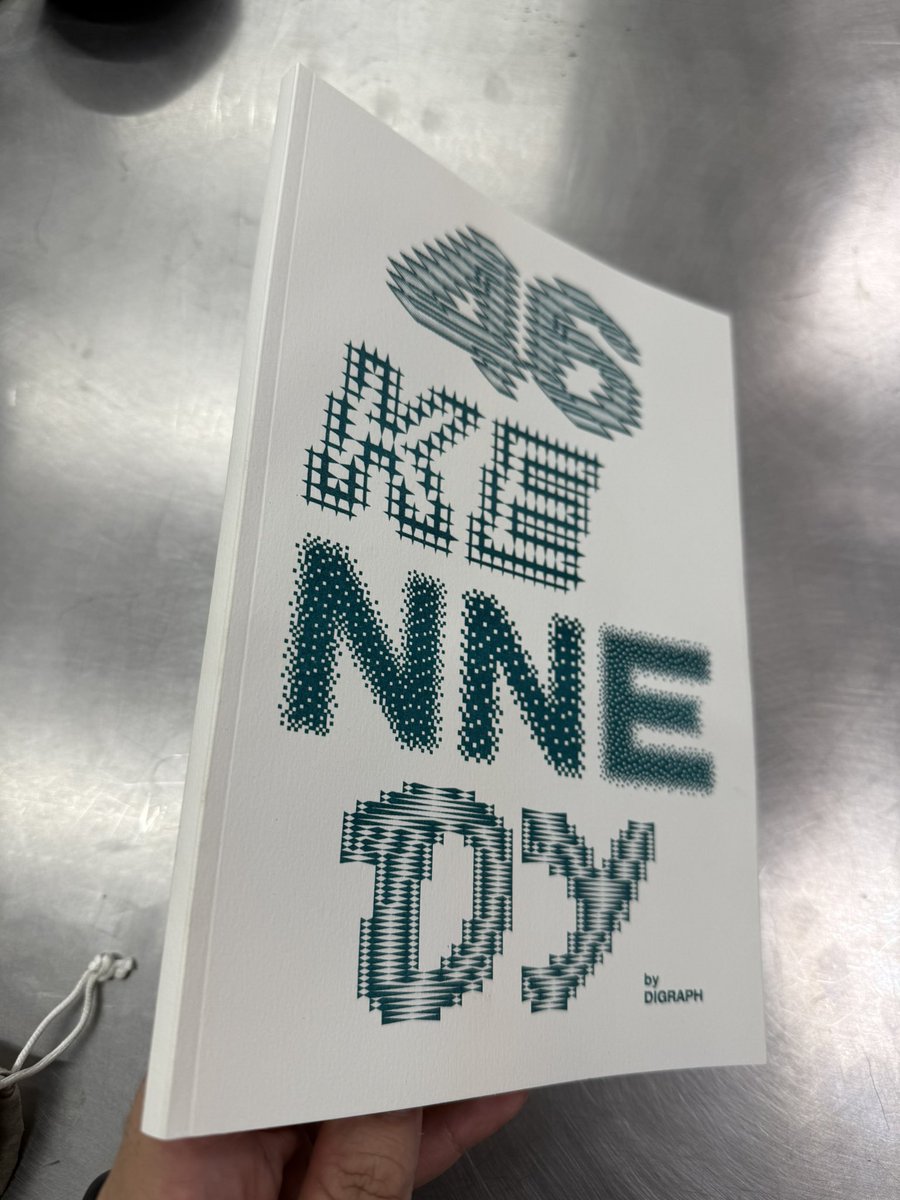 jhorikawa_err's tweet image. 展示ではリソグラフで印刷したケネディシリーズの本もあります。重要なコード部分とグラフィックが全46種類。リンク先でプログラムを実際動かすこともできます。

#CodeToGraphic #CTG

digraph.jp/code-to-graphic