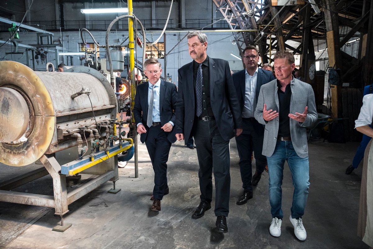 Unterwegs im Land: Echtes bayerisches Handwerk in der #Glashütte Lamberts im oberpfälzischen Waldsassen. Das Glas trägt bayerischen Glanz in die Welt - vom Weißen Haus bis zum Vatikan. In einem einmaligen Projekt verbinden sich kunsthistorische Tradition mit modernster Qualität