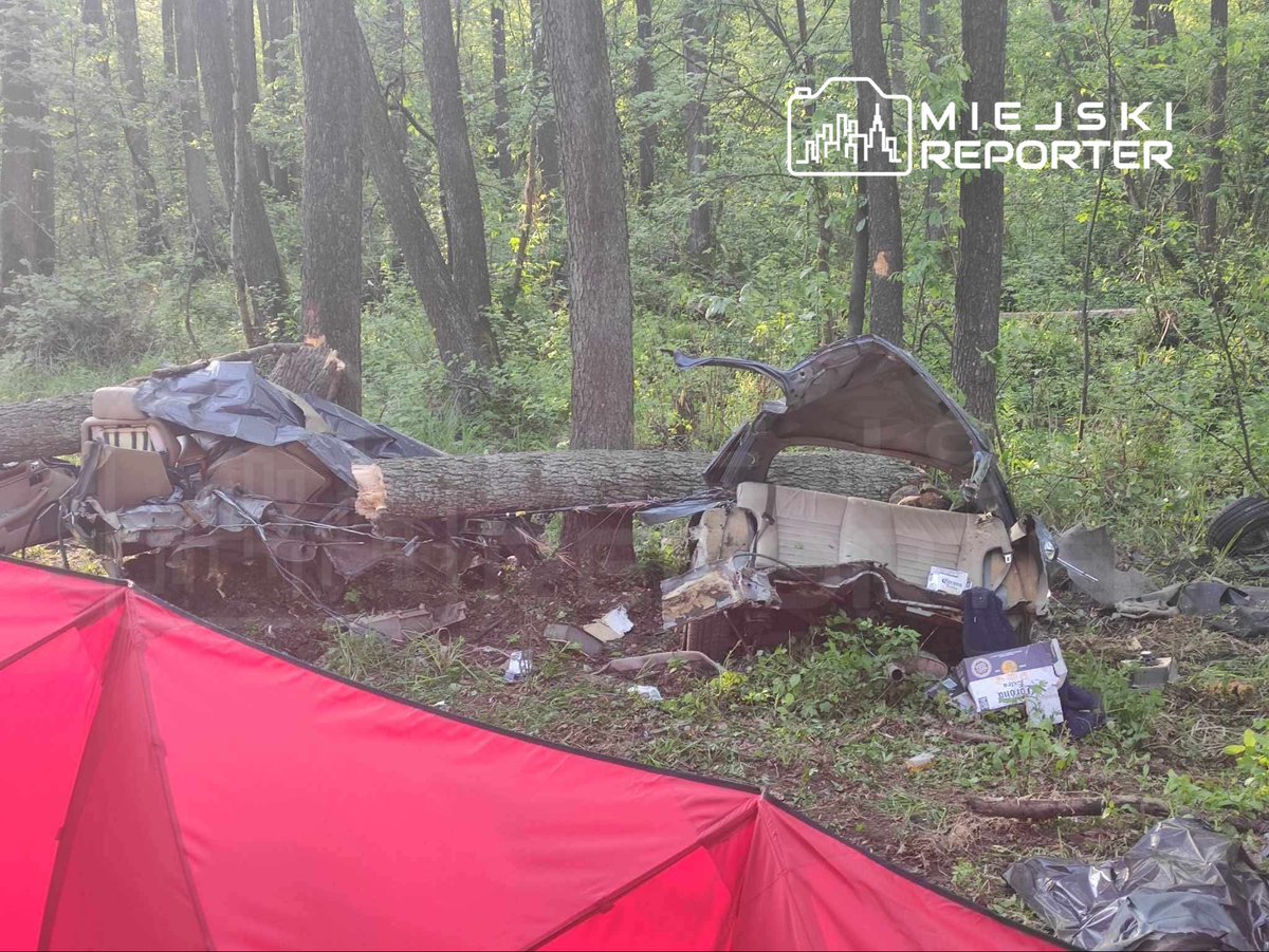 MiejskiReporter's tweet photo. Tragiczny wypadek na DK50 w m. Tabor (pow. otwocki). Jaguar uderzył w drzewa. Zginęły dwie osoby. Wśród ofiar znany miliarder, jeden z najbogatszych Norwegów. Trwa ustalanie przyczyn i okoliczności wypadku. Więcej na https://t.co/R6Oc1eLk8Y #warszawa #norwey #hakon #olaisen https://t.co/1YY9mMk09A