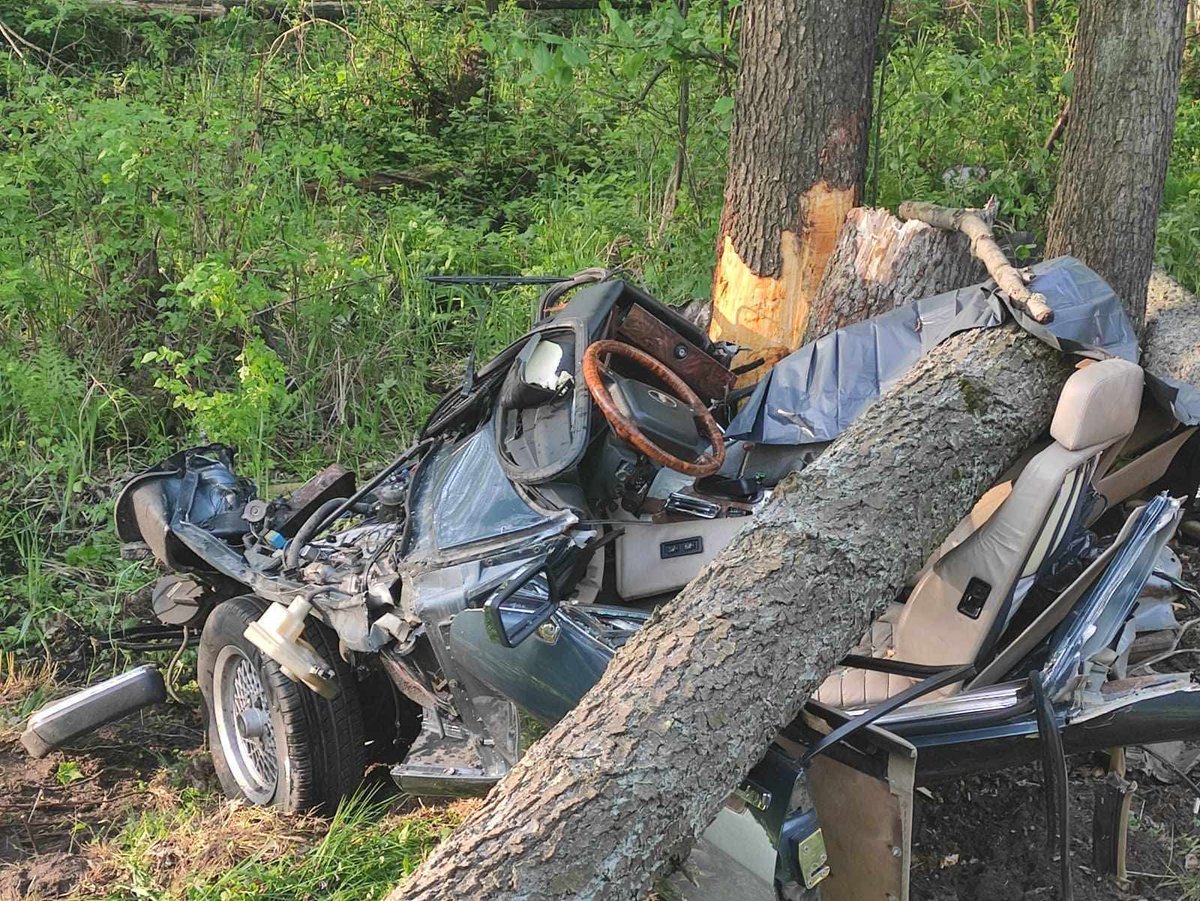 MiejskiReporter's tweet photo. Tragiczny wypadek na DK50 w m. Tabor (pow. otwocki). Jaguar uderzył w drzewa. Zginęły dwie osoby. Wśród ofiar znany miliarder, jeden z najbogatszych Norwegów. Trwa ustalanie przyczyn i okoliczności wypadku. Więcej na https://t.co/R6Oc1eLk8Y #warszawa #norwey #hakon #olaisen https://t.co/1YY9mMk09A