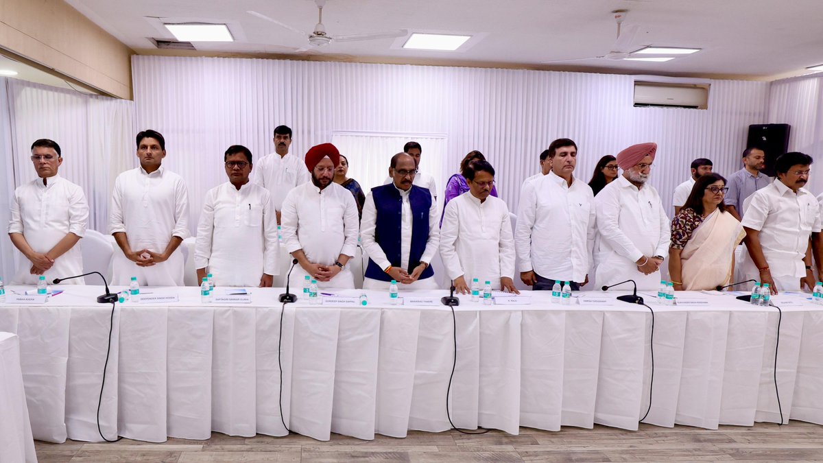 आज कांग्रेस वर्किंग कमेटी (CWC) की बैठक में वरिष्ठ नेता एवं पूर्व केंद्रीय मंत्री डॉ. गिरिजा व्यास जी को श्रद्धांजलि दी गई।

📍 दिल्ली