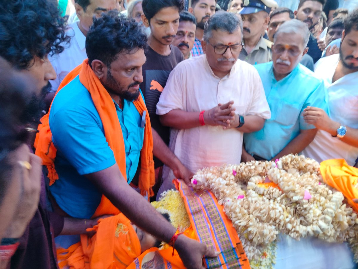 karvhp's tweet photo. ವಿಶ್ವ ಹಿಂದೂ ಪರಿಷದ್ ಅಖಿಲ ಭಾರತೀಯ ಮಹಾ ಸಂಘಟನಾ ಕಾರ್ಯದರ್ಶಿಗಳಾದ ಶ್ರೀ ಮಿಲಿಂದ್ ಪರಾಂಡೆ ಜೀ ರವರು ಹಾಗೂ ಅಖಿಲ ಭಾರತೀಯ ಸಂಯುಕ್ತ ಮಹಾಮಂತ್ರಿಗಳಾದ ಶ್ರೀ ಸ್ಥಾಣುಮಾಲಯನ್ ಜೀ ರವರು ಹಿಂದುತ್ವಕ್ಕಾಗಿ ಜೀವನವನ್ನೇ ಮುಡಿಪಾಗಿಟ್ಟಿದ್ದ ಮಂಗಳೂರಿನ ಸುಹಾಸ್ ಶೆಟ್ಟಿ ಬಜ್ಪೆ ರವರ ಅಂತಿಮಯಾತ್ರೆಗೆ ತೆರಳಿ ನಮನವನ್ನು ಸಲ್ಲಿಸಿದರು. https://t.co/P8jhoEqGzS