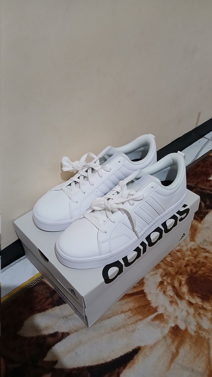 ildottorw's tweet photo. permisi guys, mau tawarin sepatu adidas uk. 42, masi new cuma di try on sekali. dijual krn salah ukuran, 500k angkut ges, nego tipis only

dom mlg bisa oren, ori ya beli di sport station https://t.co/2xlzuKDXh7