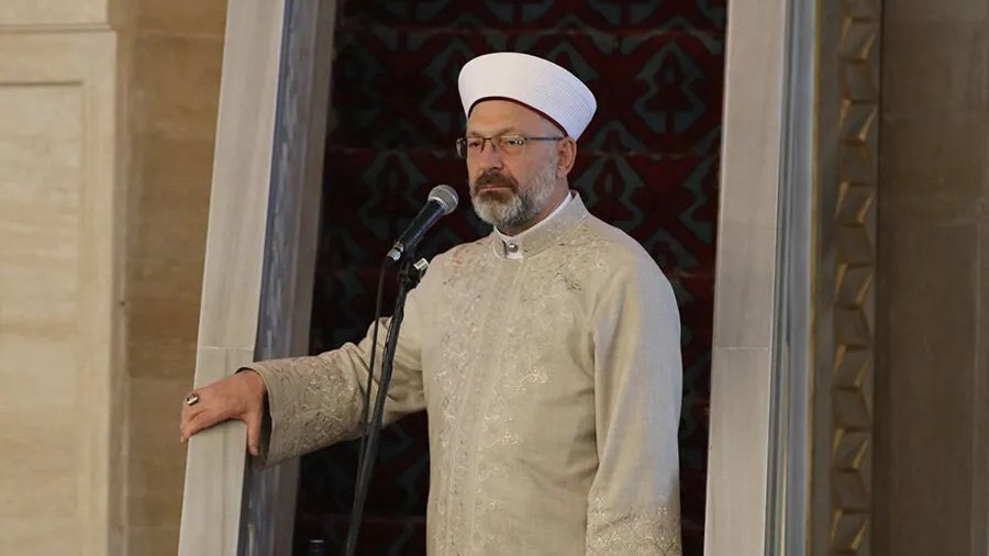 🗣️ Cuma Hutbesi: 

- Flört, dost hayatı, arkadaşlık, kaçamak gibi kavramlarla bu büyük günah asla masum gösterilemez

- Bedenin teşhir edilmesi, tesettüre uygun olmayan elbiselerin giyilmesi haramdır.

- Aralarında dinen evlenme engeli olmayan bir erkek ve bir kadının baş başa