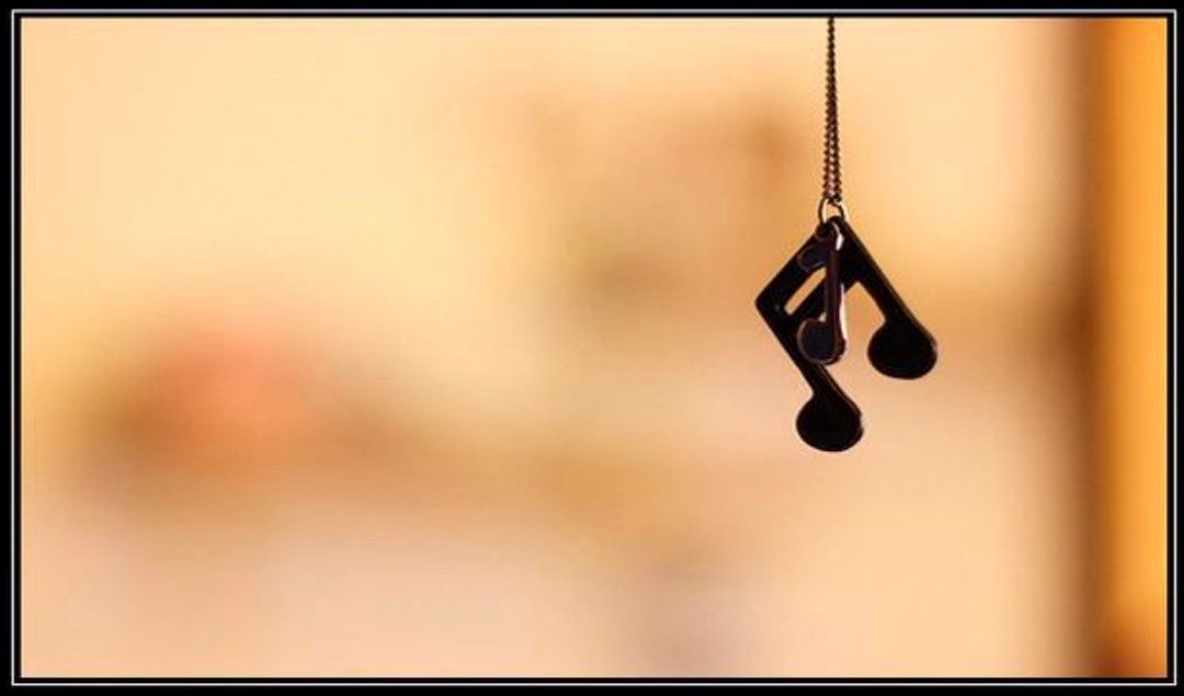 “Maravilloso es mirar y ver, y pensar, y soñar. Y caminar sin caerse, y que haya nubes en el cielo, y recordar todas las mañanas, al despertar, tu propio nombre.”

Pasaje de
La vida desnuda
Rosa Montero.